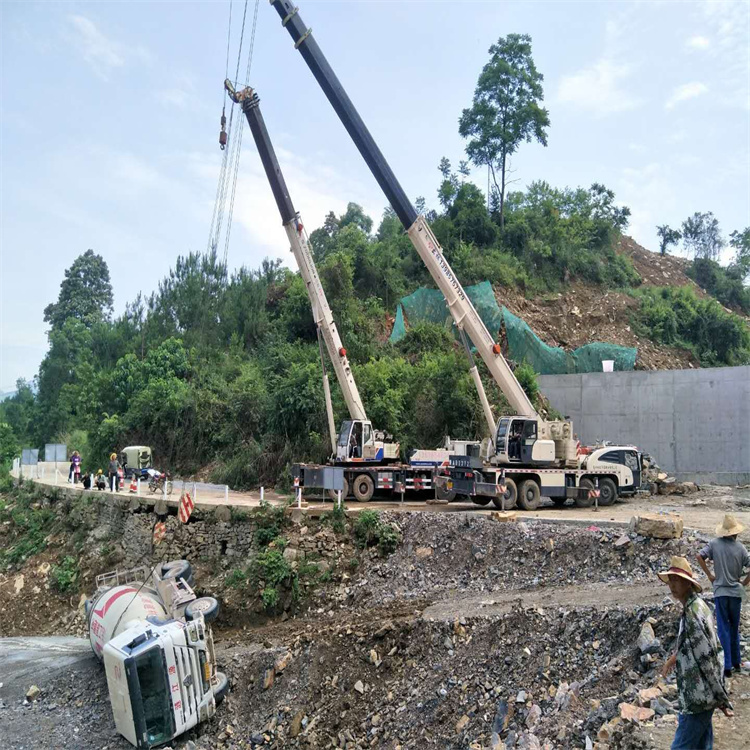 霍邱县汽车掉沟里叫吊车救援要多少钱